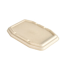 Der Bagasse Deckel für HMR Fibretrays von Duni GmbH (braun, beschichtet, 222x155x21 mm), biologisch abbaubar und mit erhöhten Kanten - umweltfreundliche Verpackungslösung im Pack à 320 Stück.