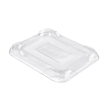 Der rPET Deckel für Fibre Trays Caterline von Duni GmbH ist ein klarer, rechteckiger Deckel (234x186x23 mm) aus transparentem rPET. Er hat gekerbte Ecken und hochgezogene Kanten für einen sicheren Sitz auf Fiber Trays. Geliefert in Packungen mit 220 Stück.