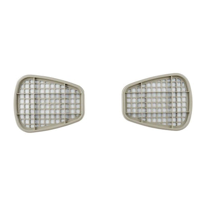 To identiske, beige, gitterformede filterdæksler af plast, der er kompatible med 3M™ filterpatron 6059 ABEK1-kombinationsfilter (1 par/pakke) fra 3M Deutschland GmbH, er placeret side om side på en hvid baggrund.