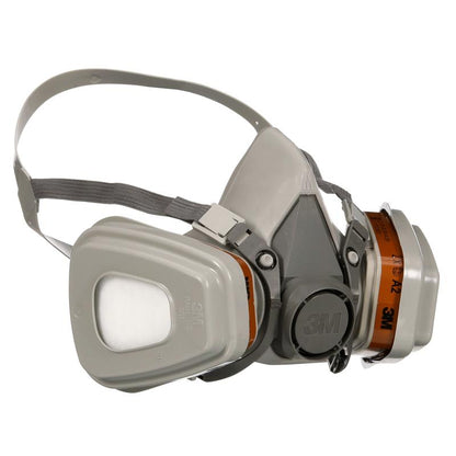 3M™ åndedrætsværn 6002KIT-1 fra 3M Deutschland GmbH er grå, har justerbare hovedstropper, en central udåndingsventil og inkluderer A2P2 udskiftelige filtre for organiske dampe (1x6200, 2x6055, 2x5925, 2x501).