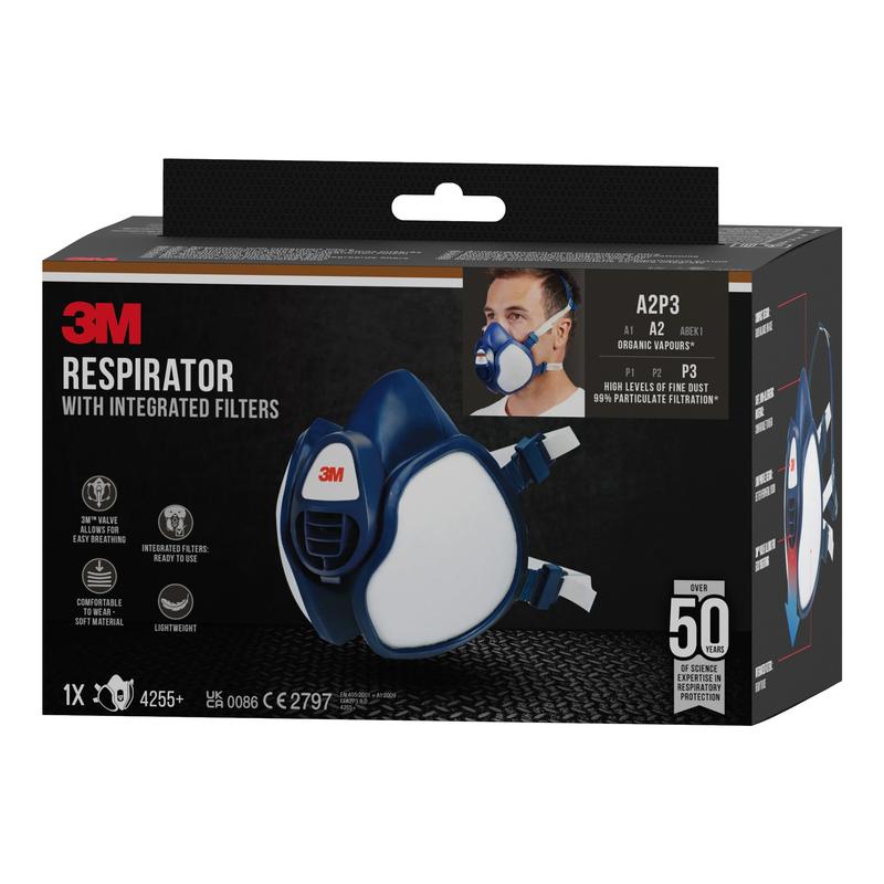 En æske med 3M™ åndedrætsmaske med integrerede filtre fra 3M Deutschland GmbH viser åndedrætsmasken, de tekniske data, en person der bærer den, og fremhæver den over 50% partikel filtration.