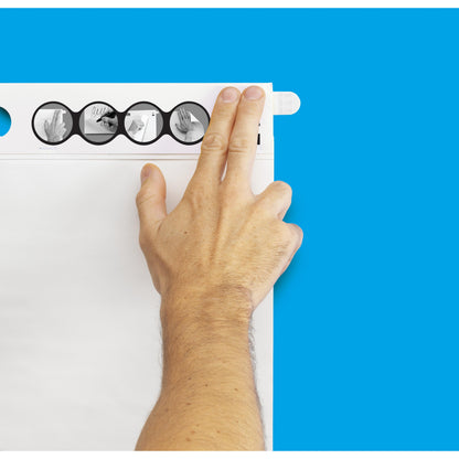 En person fastgør et ark på et flipchart med blå baggrund ved hjælp af Post-it® Super Sticky selvklæbende mødechart/flipchart 566 (58,4 x 50,8 cm, 20 ark, 2 blokke) fra 3M Deutschland GmbH med Command™-strimler og illustreret vejledning.