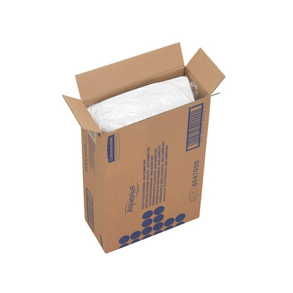 En åben brun kasse med teksten "Aquarius™ Toilet Tissue Dispenser" fra Kimberly-Clark GmbH indeholder en hvid Jumbo Mini dobbeltrolledispenser. På siden af kassen er der trykt blå prikker og produktinformation.