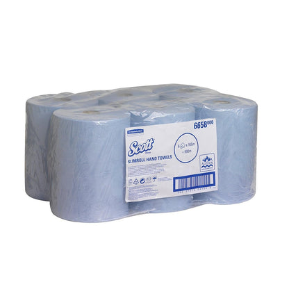 En pakke med seks Scott® Slimroll™ håndklæder fra Kimberly-Clark GmbH, pladsbesparende blå ruller i klar kunststofhylster med synlig produktetiket og stregkode på forsiden.