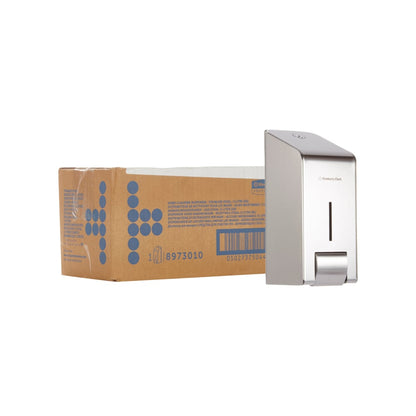 En brun kasse med blå grafik står ved siden af en Kimberly-Clark GmbH Professional™ dispenser til vaskecremer - en elegant 1-liters vægdispenser til vaskecremer i rustfrit stål, der leveres som en enkelt enhed i kassen.