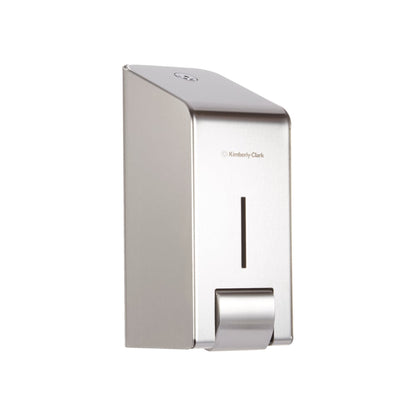 Den Kimberly-Clark Professional™ rustfri stål dispenser til vaskecremer (1L) fra Kimberly-Clark GmbH er vægmonteret, har et slankt vindue, en håndtag forneden og et moderne design med logo på forsiden.
