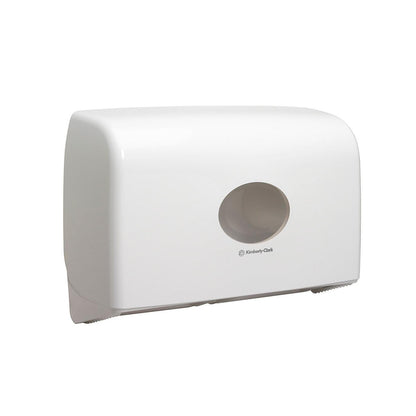 Aquarius™ dobbeltrolledispenser til Jumbo-Toiletpapir Mini fra Kimberly-Clark GmbH er en hvid, vægmonteret dispenser med en central åbning, glat, buet design og takkede underkant for nem håndtering.