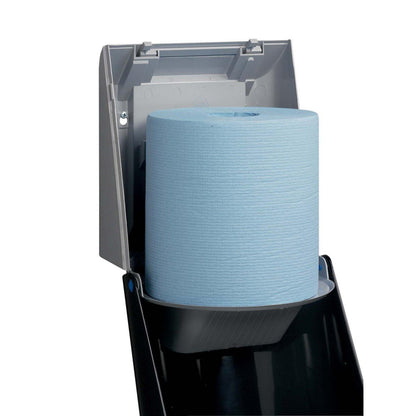 En blå papirhåndklæderulle indsættes i en grå Kimberly-Clark Professional™ viskestykke-dispenser-centraludtag (1 dispenser, grå) fra Kimberly-Clark GmbH, hvor låget er åbnet til hygiejnisk udtagning via den praktiske centraludtag.