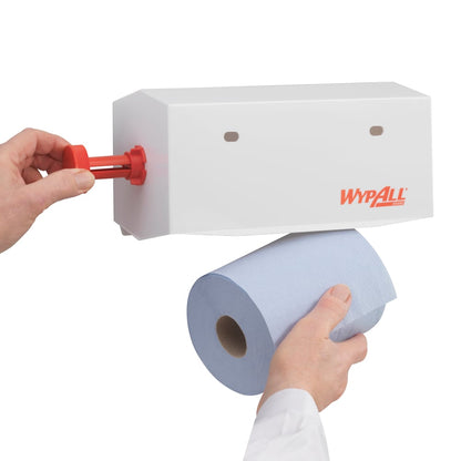 Ein Nutzer lädt eine Kleinrolle in den weißen WypAll® Wischtuch-Spender (25 cm) von Kimberly-Clark GmbH, hält die Rolle fest und justiert den roten Griff - perfekt für professionelle Anwendungen.