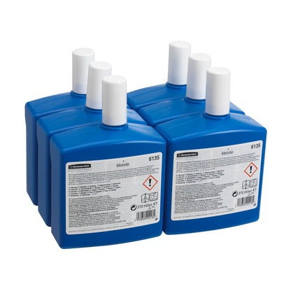 Seks gennemsigtige, rektangulære Kimberly-Clark Professional™ Duft MELODIE 310 ml genopfyldningsflasker med hvide låg er samlet i en gruppe. Hver kasse indeholder 6 kassetter, etiketter med produktinformation og advarsler er rettet udad. Mærke: Kimberly-Clark GmbH.