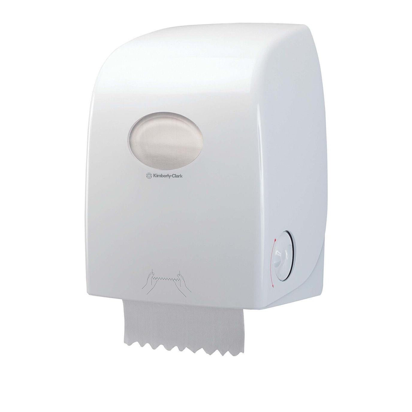 Den hvide, vægmonterede Scott® ESSENTIAL™ Håndklædedispenser fra Kimberly-Clark GmbH har et gennemsigtigt vindue, der viser indholdet af rullen, et fremtrædende ark og et illustreret træk-symbol for nem håndtering.