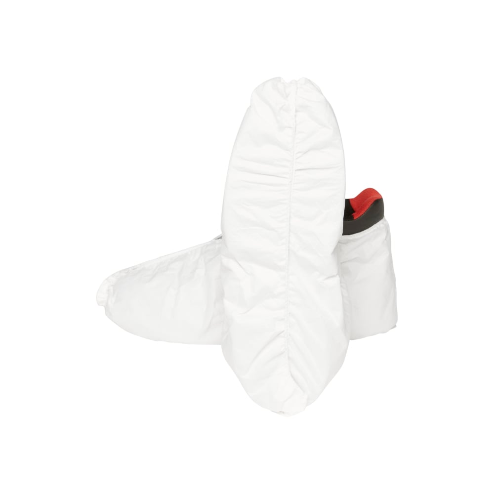 Ein Paar Schuhe mit KleenGuard® A40 Leichter Überziehschuh - Weiß von Kimberly-Clark GmbH - einer aufrecht, einer auf der Seite, um die Sohle zu zeigen - verdeutlicht hygienische Standards. Packung: 200 Überziehschuhe/Karton.