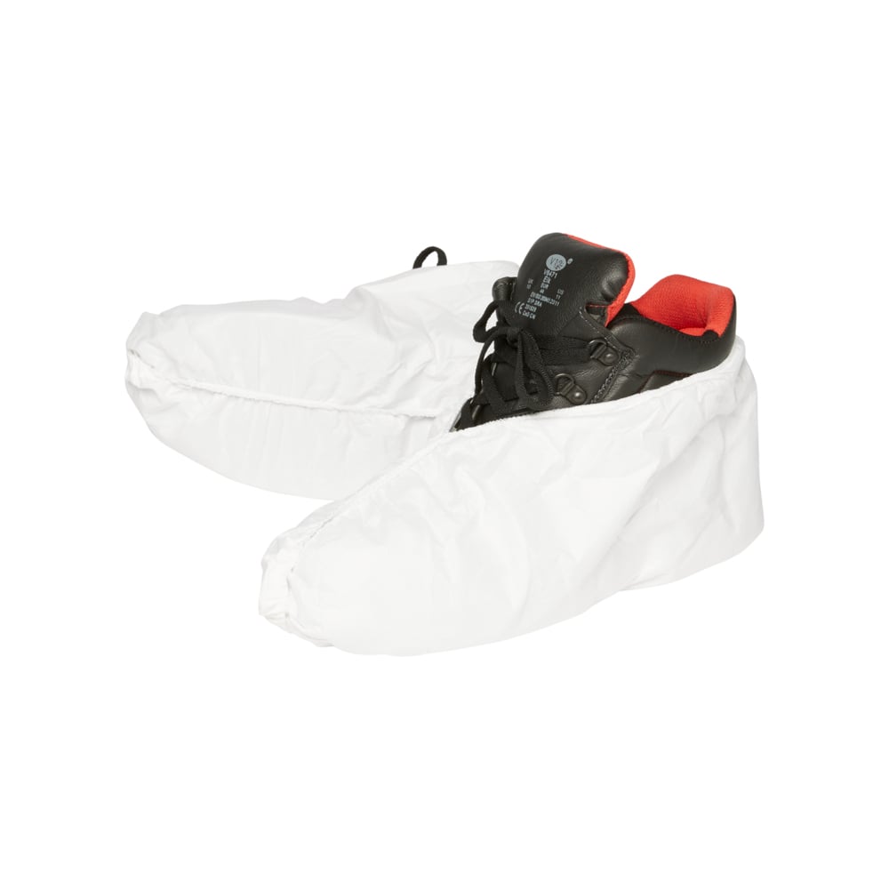 Schwarze Turnschuhe mit rotem Innenfutter werden durch den KleenGuard® A40 Leichter Überziehschuh (Kimberly-Clark GmbH) geschützt, der für Hygiene sorgt, isoliert auf Weiß dargestellt. Produkt: 200 Überziehschuhe, Universalgröße, weiß.