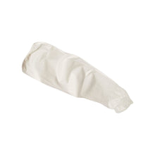 Ein einzelner weißer KleenGuard® A40 Leichter Ärmelschoner von Kimberly-Clark GmbH, der an beiden Enden elastisch ist, liegt flach vor einem weißen Hintergrund.