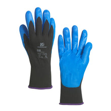 Ein Paar KleenGuard® G40 Schaumbeschichtete Handschuhe (handspezifisch / Blau) von Kimberly-Clark GmbH, mit einer strukturierten blauen Beschichtung auf der Handfläche und den Fingern und einer schwarzen Stoffmanschette am Handgelenk - ein Handschuh mit der Handfläche nach oben, einer mit der Handfläche nach unten.