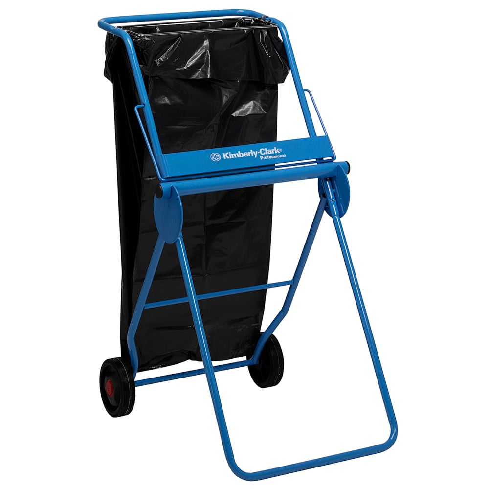 Den Kimberly-Clark Professional™ Mobilstander til aftørringsruller - Storrulle i blå fra Kimberly-Clark GmbH har en sort plastpose, to hjul, et håndtag for mobilitet og viser logoet på den blå ramme.