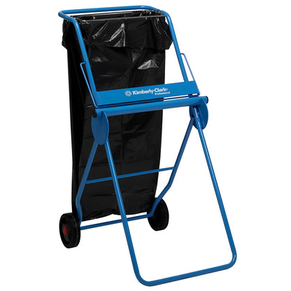 Den Kimberly-Clark Professional™ Mobilstander til aftørringsruller - Storrulle i blå fra Kimberly-Clark GmbH har en sort plastpose, to hjul, et håndtag for mobilitet og viser logoet på den blå ramme.