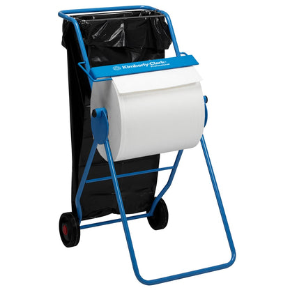 Den Kimberly-Clark Professional™ Mobilstander til aftørringsruller (Storrulle, Blå) fra Kimberly-Clark GmbH holder en aftørringsrulle på en horisontal spindel over en affaldspose. Rammen bærer logoet "Kimberly-Clark Professional".