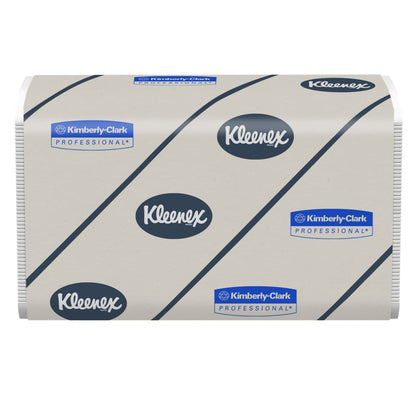 En rektangulær stabel Kleenex® Ultra™ håndklæder - Interfold / Hvid fra Kimberly-Clark GmbH, i hvid emballage med gentagne trykte blå logoer "Kleenex" og "Kimberly-Clark Professional". Æsken indeholder 30 pakker med hver 94 ark.
