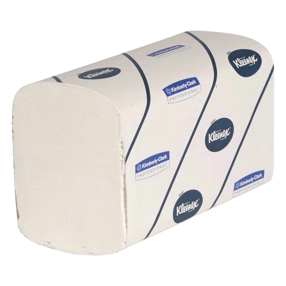 En stabel Kleenex® Ultra™ håndklæder Interfold, stor, hvid, 30 clips x 94 ark i karton (30 pakker) fra Kimberly-Clark GmbH ses i mærket emballage mod hvid baggrund.