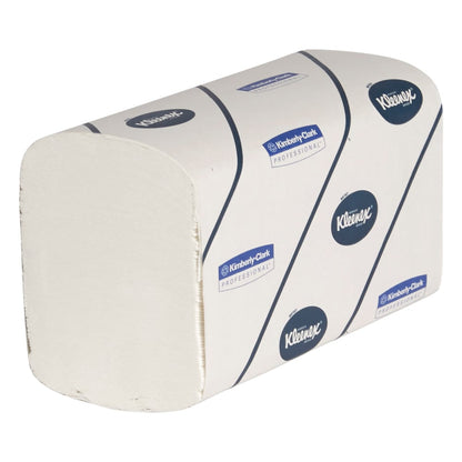 En stabel Kleenex® Ultra™ håndklæder Interfold, stor, hvid, 30 clips x 94 ark i karton (30 pakker) fra Kimberly-Clark GmbH ses i mærket emballage mod hvid baggrund.