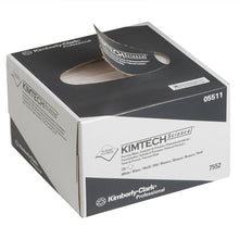 På billedet ses en hvid-grå Kimberly-Clark GmbH Kimtech® Science præcisionsservietter i en udtræksæske (lille, 30 æsker à 286 servietter) med en delvist udtrukket serviet, hvorpå varemærket og produktoplysningerne er afbildet.
