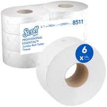 Scott® Essential™ Toilettenpapier Maxi Jumbo von Kimberly-Clark GmbH: 6 weiße Rollen (380 Blatt/Rolle) in einem Karton, jede mit einem Steppmuster. Auf der Verpackung sind alle Produktdetails und "6 Rollen" zur einfachen Identifizierung angegeben.