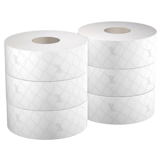 Sechs weiße Scott® Essential™ Maxi Jumbo-Toilettenrollen von Kimberly-Clark GmbH mit dezentem Rautenmuster sind auf weißem Hintergrund gestapelt - ideal für stark frequentierte Bereiche, die mehr Kapazität als Standardpackungen benötigen.