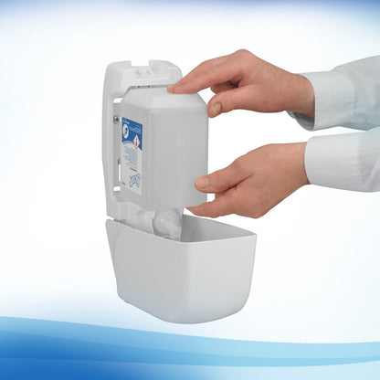 Eine Person füllt einen wandmontierten Spender mit einer rechteckigen Scott® Anti Bac Foam Soap 1L-Kassette der Kimberly-Clark GmbH auf. Der weiße, von vorne zu öffnende Spender hilft, optimale Hygiene-Waschraum-Standards einzuhalten.