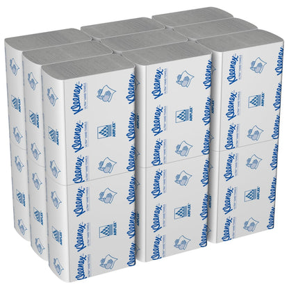 En kasse Kleenex® Ultra™ håndklæder fra Kimberly-Clark GmbH indeholder 18 hvide MultiFold-pakker à 150 ark med blå tekster og symboler på emballagen.