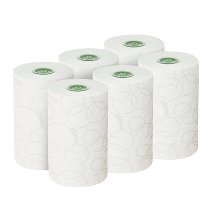 Seks hvide Kleenex® Ultra™ E-roll Slimroll™ 2-lags håndklæderuller fra Kimberly-Clark er arrangeret i to rækker af tre, hver med et diskret cirkulært mønster og grøn midtermarkering, foran en enkel hvid baggrund.
