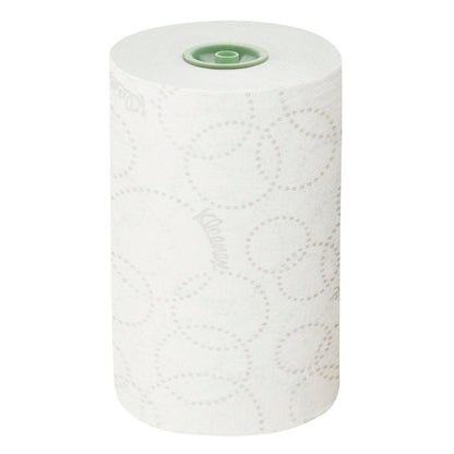 En hvid Kleenex® Ultra™ E-roll Slimroll™ 2-lags papirhåndklæderulle fra Kimberly-Clark GmbH står oprejst på en ensfarvet baggrund med et svagt prikket cirkelmønster og en grøn plastkerne. 6x110m ruller pr. kasse.