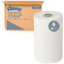 En kasse med påskriften "Kleenex® Rullehåndklæder - E-roll Slimroll™ Hvid 1-lags" fra Kimberly-Clark GmbH er afbildet ved siden af en stor hvid rulle med grøn kerne; et "6x"-symbol angiver, at kassen indeholder 6 ruller á 135 m.