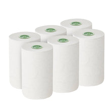 Seks Kimberly-Clark Kleenex® E-roll Slimroll™ hvide 1-lags rullehåndklæder (6x135m) med grøn papkerne er arrangeret i to rækker af tre på en ensfarvet hvid baggrund.