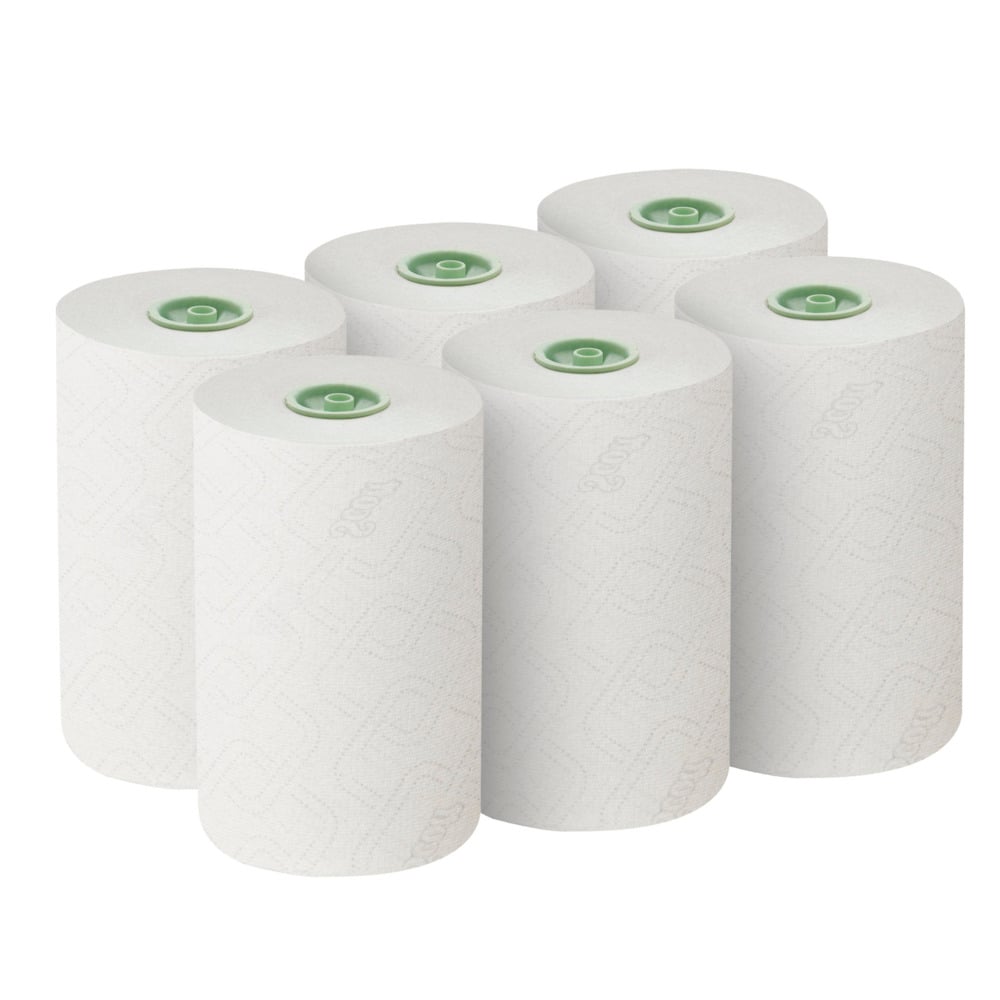 Seks hvide Scott® Essential™ rullehåndklæder E-roll Slimroll™ fra Kimberly-Clark GmbH er arrangeret i to rækker af tre. Hver 1-lags, 180 m lange rulle har en grøn kerne og en fin tekstur, ideel til effektiv brug. Kassen indeholder 6 ruller.