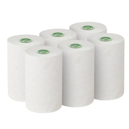 Seks hvide Scott® Essential™ rullehåndklæder E-roll Slimroll™ fra Kimberly-Clark GmbH er arrangeret i to rækker af tre. Hver 1-lags, 180 m lange rulle har en grøn kerne og en fin tekstur, ideel til effektiv brug. Kassen indeholder 6 ruller.