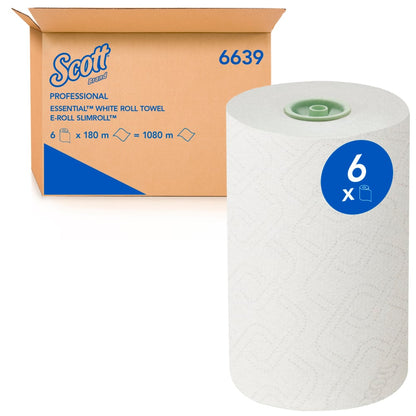 En stor hvid Scott® Essential™ E-roll Slimroll™ ligger foran en åben papkasse fra Kimberly-Clark GmbH. Et blåt klistermærke på rullen viser "6x". De 1-lags rullehåndklæder fås i 6x180m pakker.