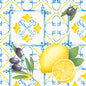 Ein nahtloses Aquarellmuster mit Zitronen, Scheiben, Oliven und Blättern auf blau-gelben geometrischen Fliesen - ideal für Dunisoft-Servietten 40 x 40 cm 1/4 Falz von Duni GmbH.