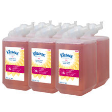 Seks 1-liters kassetter Kleenex® Botanics™ Luxury Foam Hand Wash fra Kimberly-Clark GmbH, hver fyldt med rød væske og plantebaserede ingredienser, er pænt arrangeret i to rækker af tre. Hver kassette dispenserer skum og leveres i en æske med seks stykker.