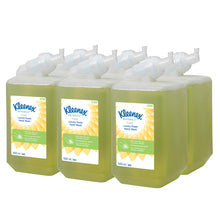 Seks 1-liters kassetter Kleenex® Botanics™ Luxury Foam Hand Wash fra Kimberly-Clark GmbH, hver med grøn væske og hvid/grøn etiket, er arrangeret i to rækker af tre. Emballage: Kasse med 6 patroner.