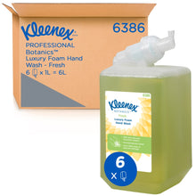 En brun forsendelseskasse med påskriften "Kleenex 6386" fra Kimberly-Clark GmbH indeholder seks 1-liters kassetter Kleenex® Botanics™ Luxury Foam Hand Wash med botaniske ekstrakter, i alt 6 liter.