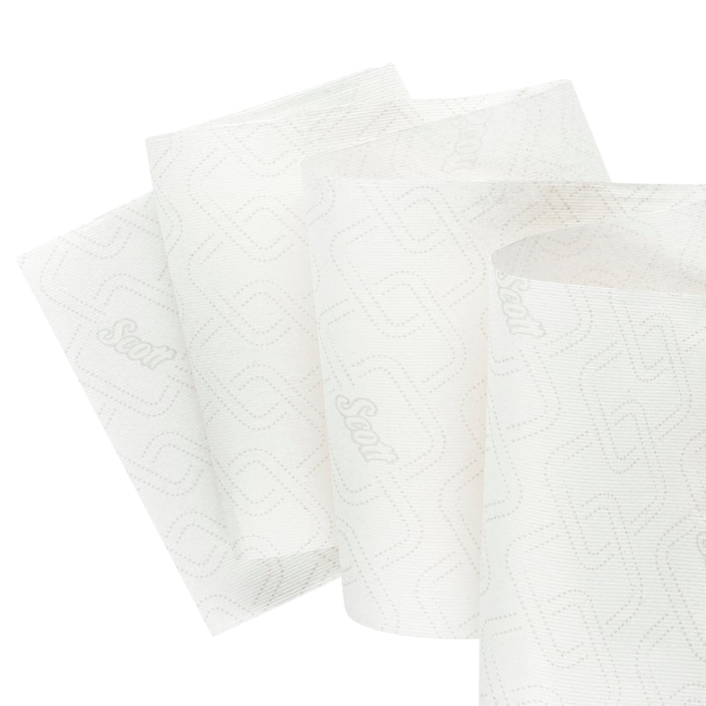 Tre sektioner af hvide, strukturerede Scott® CONTROL EXTRA STRONG håndklæder fra Kimberly-Clark GmbH (6 ruller/karton) vises overlappende, hvor hvert ark svagt er mærket med "Scott", som er afbildet på en hvid baggrund.