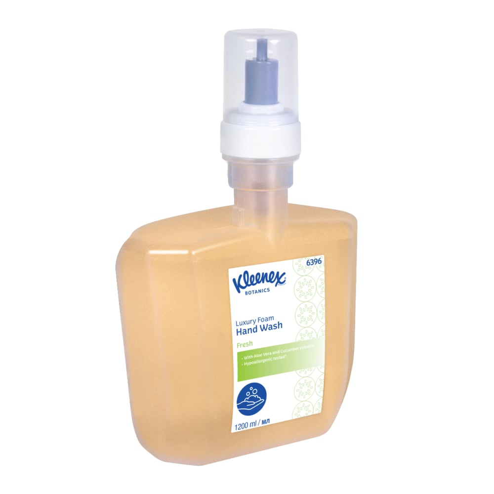 Eine rechteckige, klare Kunststoffflasche Kleenex® Botanics™ Luxury Foam Hand Wash von Kimberly-Clark GmbH hat einen Pumpspender, orangefarbene Flüssigkeit, ein detailliertes Etikett und eine 1,2-L-Kassette (1200 ml). Die Packung enthält 4 elektronische Kassetten pro Karton.