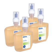 Fire 1,2-liters Kleenex® Botanics™ Luxury Foam Hand Wash-kassetter fra Kimberly-Clark GmbH, hver med pumpe og hvid/blå etiketter, fyldt med orange skumhåndsæbe, er samlet. Pakken indeholder 4 elektroniske kassetter pr. æske.