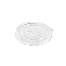 Ein transparenter, runder Deckel Karton SLIM RPET 129x120x12 mm von Duni GmbH, hergestellt aus recyceltes PET, verfügt über eine kleine Seitenlasche und geprägte Recycling-Symbole. Der umweltfreundliche Deckel ist auf weißem Hintergrund abgebildet (Packung: 35 Stück).