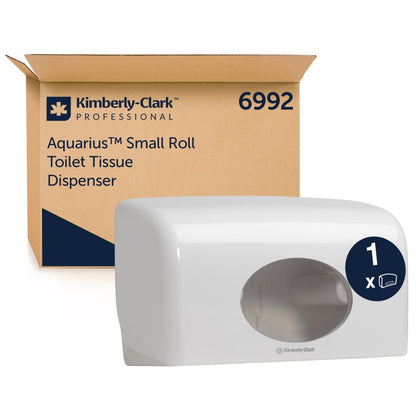 En hvid Aquarius™ toiletpapirholder - små ruller (18,00 cm x 29,80 cm x 12,80 cm) fra Kimberly-Clark GmbH er afbildet foran en brun kasse med mærke- og produktoplysninger.