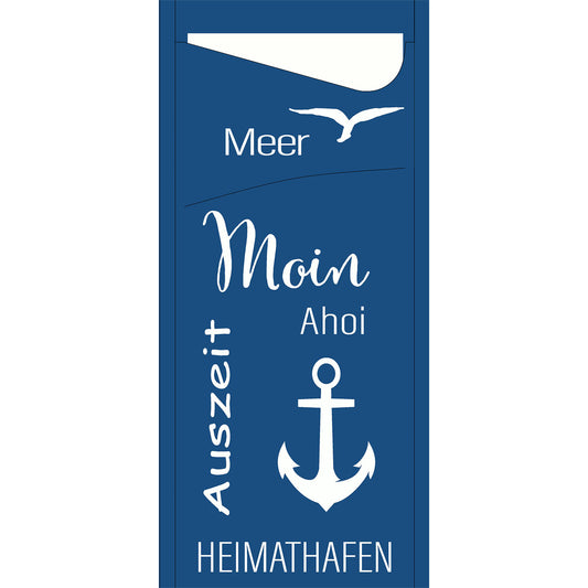 Ein blaues, rechteckiges Schild mit weißem Text wie "Meer", "Moin" und "Auszeit", dazu eine Möwe und ein Anker - perfekt für Strandurlaubs-Flair. Passt hervorragend zu SACCHETTO 190x85 mm - Meer Freude von Duni GmbH, auch als Packung (100 Stück) erhältlich.