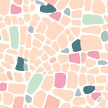 Die Servietten 40x40 4lg Klassik Ocean Pebbles der Duni GmbH zeigen ein elegantes Mosaik aus unregelmäßigen Formen in Rosa, Pfirsich, Mintgrün und dunklem Teal auf Weiß. Die Packung enthält 50 hochwertige Servietten.