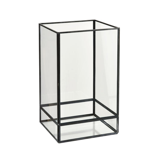 Capella-lanternen i glas, sort fra Duni GmbH er en rektangulær glaslanterne med sort metalramme, der står oprejst på hvid baggrund. De klare sider og soklen gør den ideel til stilfuld belysning i ethvert rum.