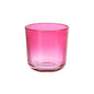 En fuchsiafarvet Switch & Shine lysestage i glas fra Duni GmbH med rund form og stabil sokkel står på hvid baggrund.
